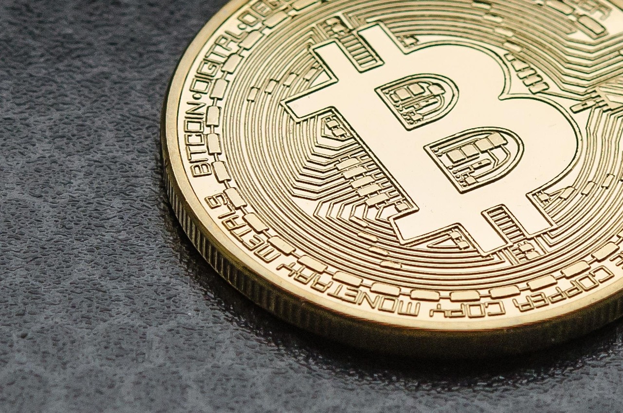 鲍威尔粉碎降息希望、美股遭遇猛烈抛售！比特币一度逼近8.3万美元